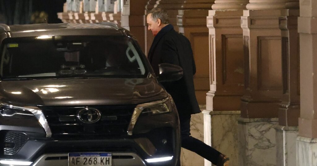 Adorni estaba en Chile cuando dijo que compró bitcoins