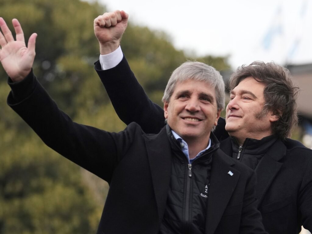 Caputo evalúa alternativas para cubrir la deuda de 2027