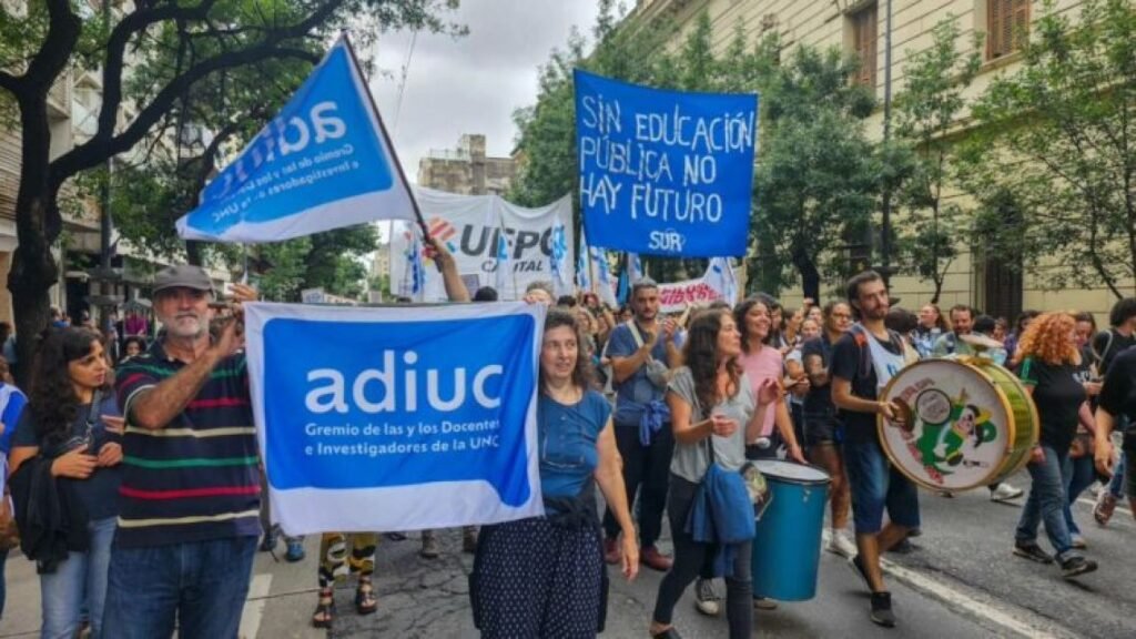 Docentes de Córdoba exigen aumento y ley de financiamiento