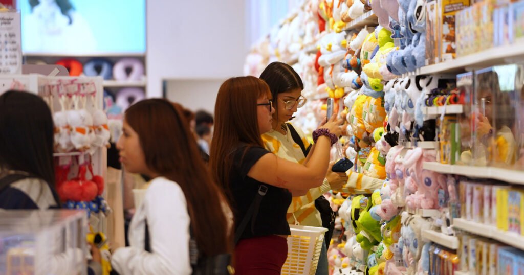 El fenómeno de las “bolucompras”: las familias se dan pequeños gustos a pesar de la caída del consumo