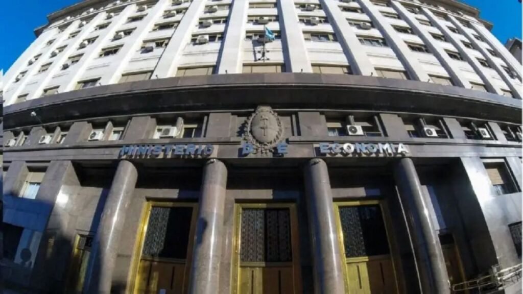 En una jornada marcada por la volatilidad financiera, el Tesoro adjudicó $8,62 millones con vencimientos cortos.