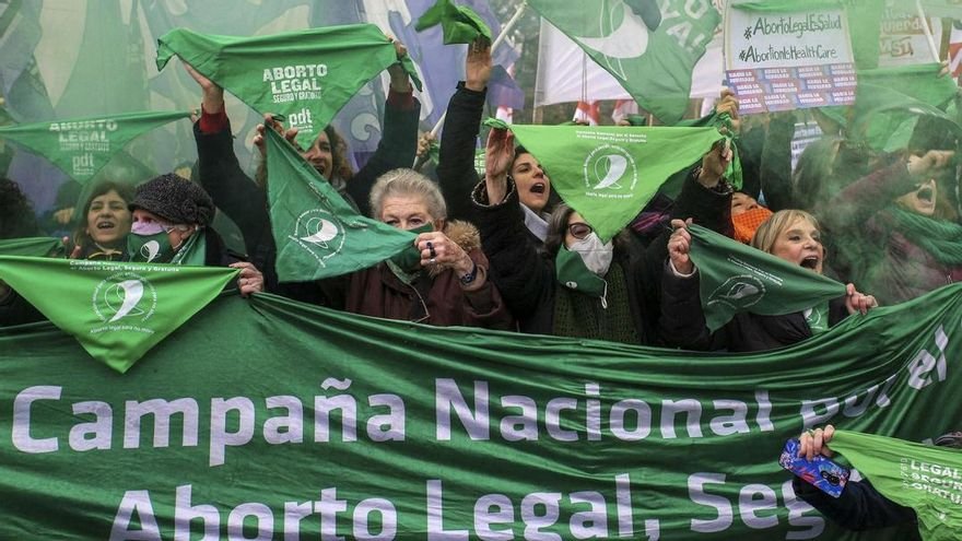 Feministas realizan pañuelazo frente al Congreso