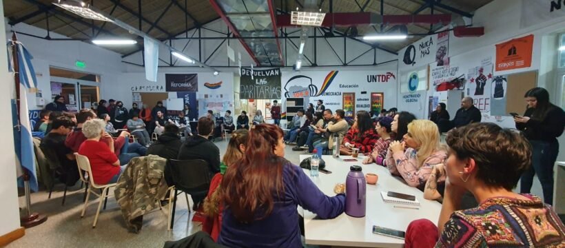 Gremios docentes rechazan ordenanza que expulsa a mayores de 70