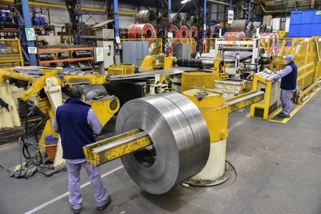 La actividad económica cayó 2,9% en julio y profundizó la desaceleración