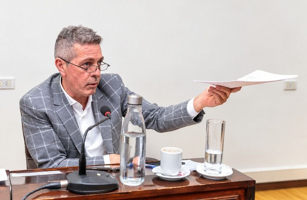 Löffler propone jubilación anticipada para trabajadores de Salud