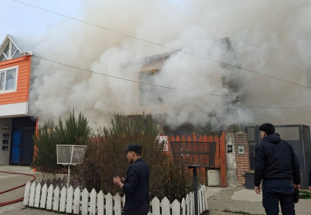 Policía rescató a dos personas de un incendio en Río Grande