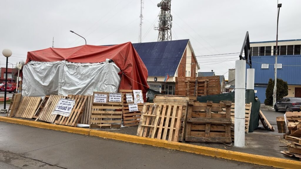 Policías retirados mantienen el acampe en Río Grande