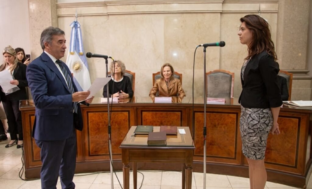 Revocan sobreseimiento a menor y apartan a jueza