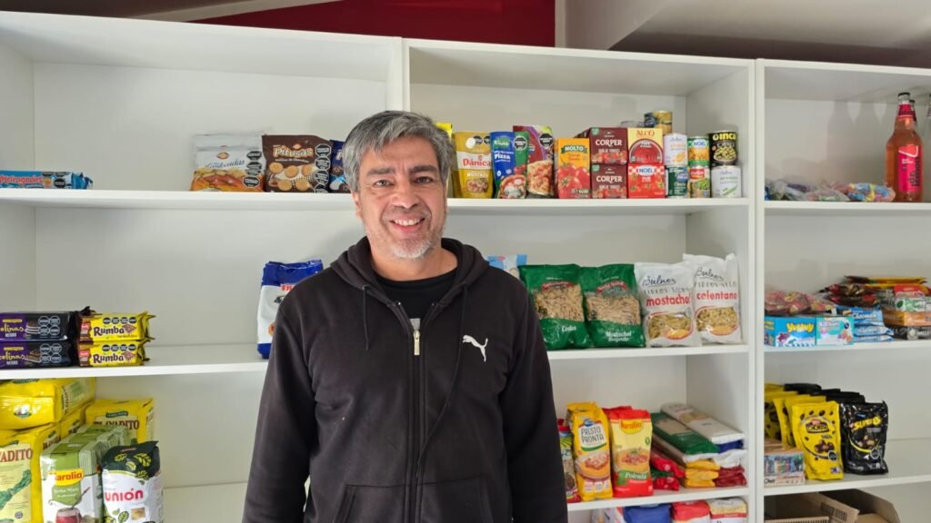 Trabajador de Aires del Sur convirtió parte de su casa en un kiosco para salir adelante