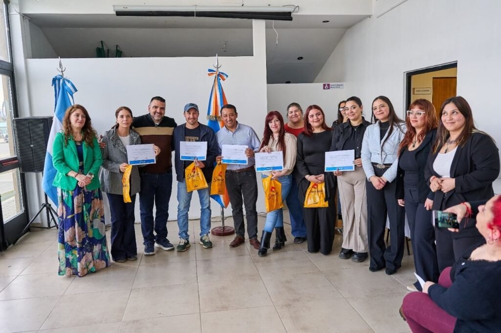 Vuoto certificó a 105 mujeres en programa Mujeres en Marcha