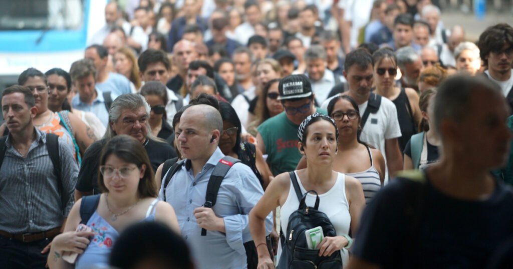 La carrera contra la inflación: cómo le fue al salario de cada gremio desde que comenzó la era Milei, según un informe oficial