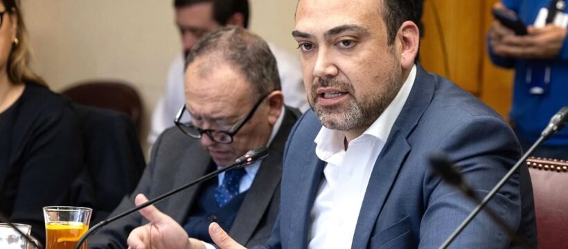 Senador chileno pide bloquear buques y cortar pasos terrestres